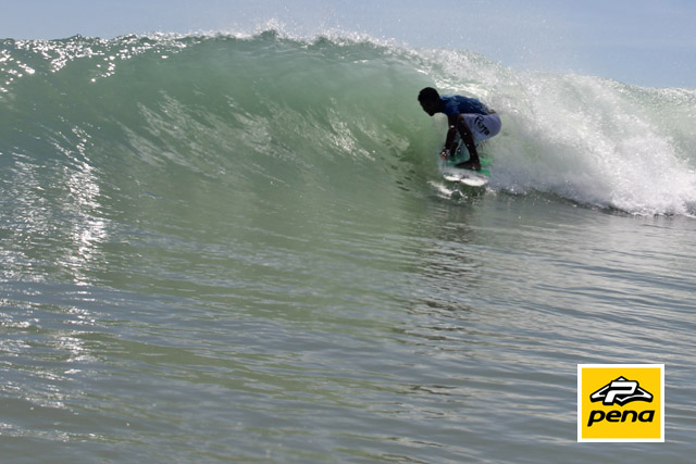 Equipe Pena força a barra na Praia Mansa