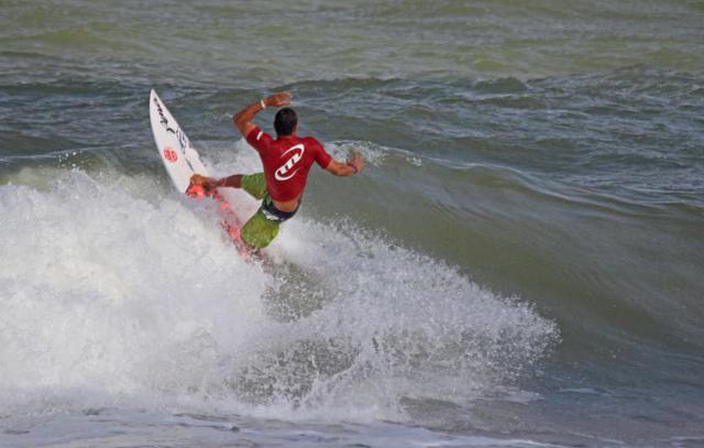 Saulo Carvalho vence brasileiro de surf master em Itacimirim (BA)