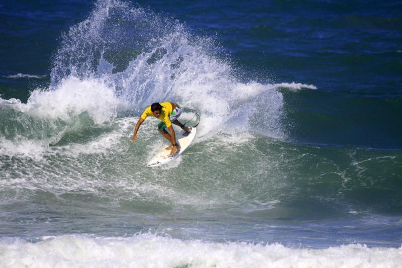 Thomas Demétrio vence 1ª etapa do Campeonato Cearense de Surf Universitário