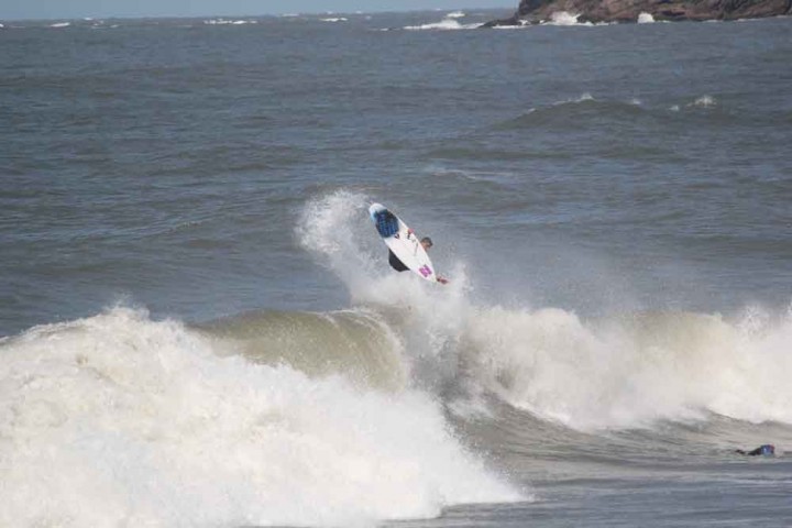 Peterson Crisanto vence 1ª etapa do Circuito Paranaguá-Ilha do Mel Eco de Surf 2012