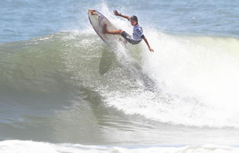 Facundo Arreyes faz a festa no Circuito Estadual Sub18 de Surfe do Rio de Janeiro