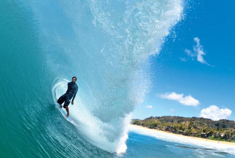 Pernambucano Inaldo Vieira dá aula de surfe no Havaí