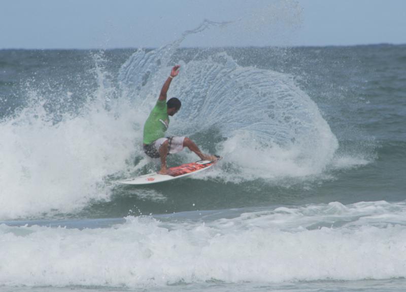 Saulo Carvalho confirma favoritismo no Super Abreus Surf Master