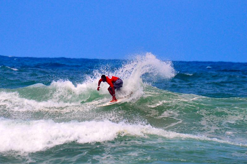 Jojó brilha com duas vitórias no Circuito Club Social Surf