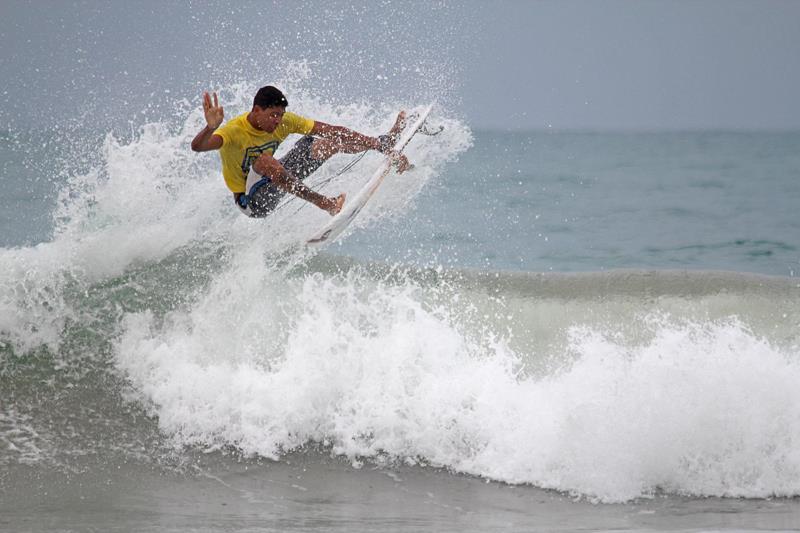 Júnior Lagosta vence para liderar o Cyclone/Bali Pernambucano de Surf 2013