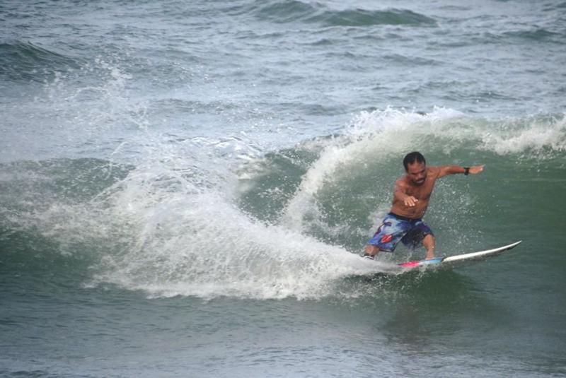 Roberto Pino, o surfista anão que quebra!