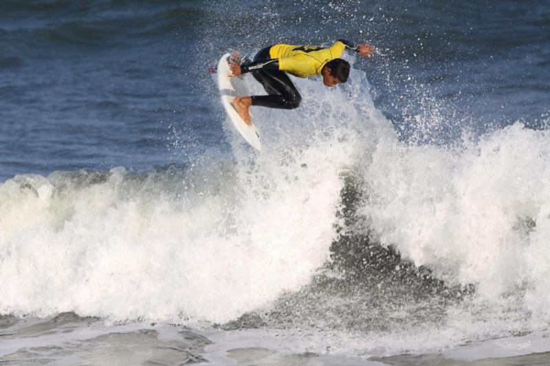 Marcos Corrêa supera Samuel Pupo na abertura do Hang Loose Surf Attack em Santos