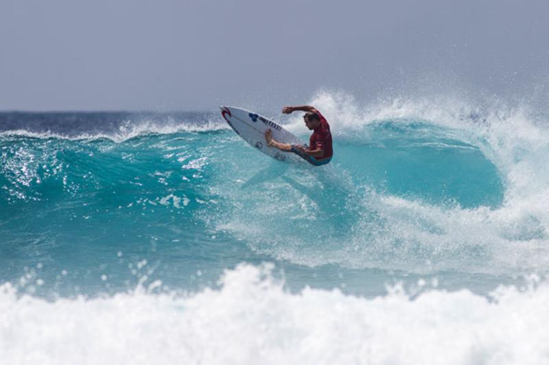 Taylor Knox bate Tom Curren nas Maldivas