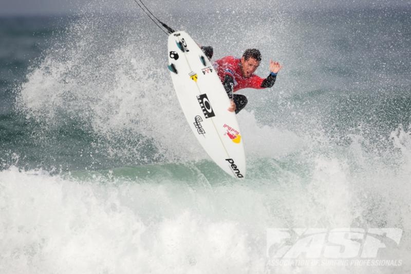 Mineirinho vence Raoni e segue no Rip Curl Pro Portugal