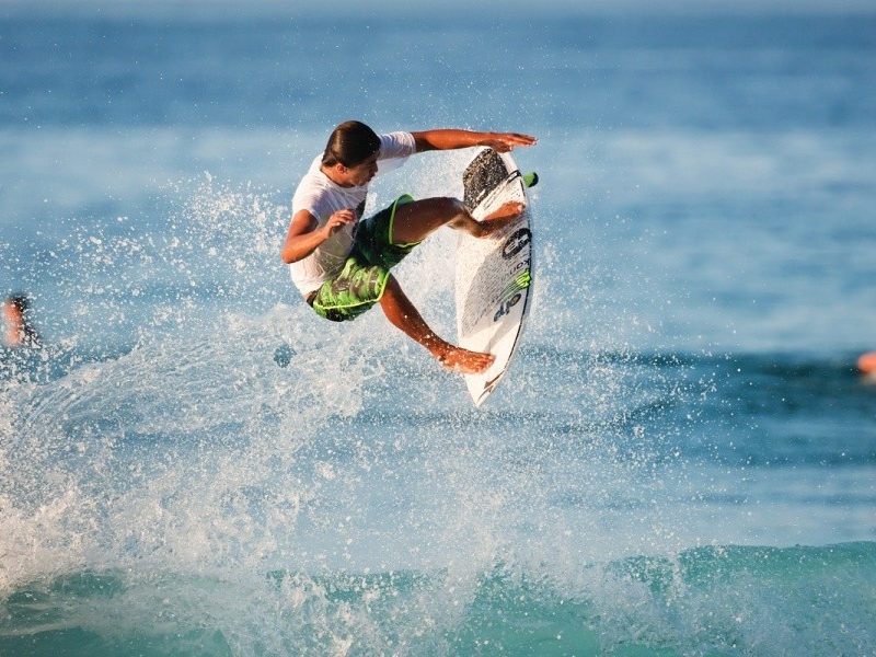 Reef Hawaiian Pro estende prazo até domingo