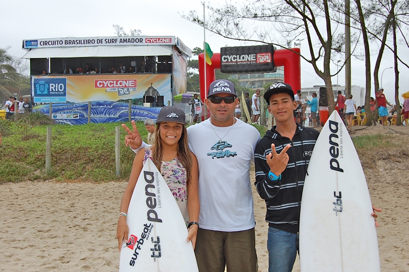 Equipe Pena faz a festa nas ondas do Recreio no Rio de Janeiro