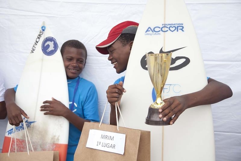 Mancini de Souza vence 3 categorias e é o grande campeão do Festival Favela Surf Clube