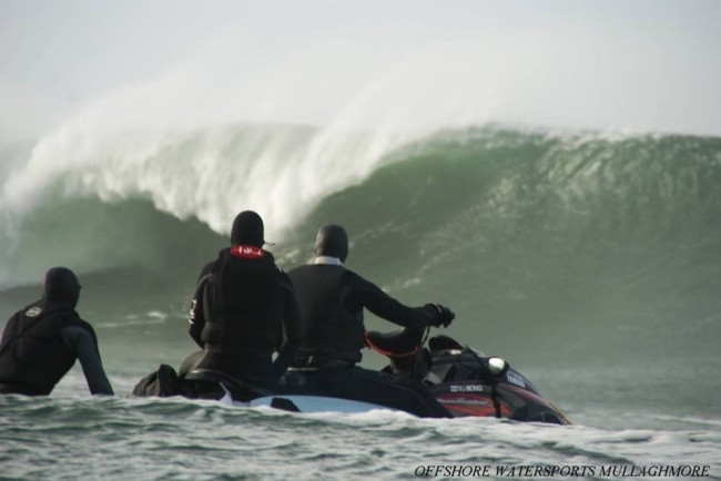 Surf em Tempestade Apocalíptica na Irlanda