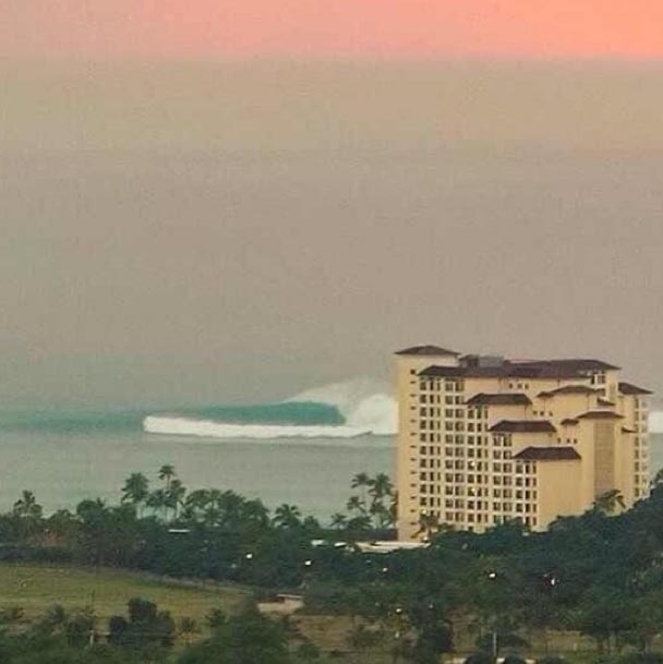 Surf Maciço Bate no Litoral Norte de Oahu