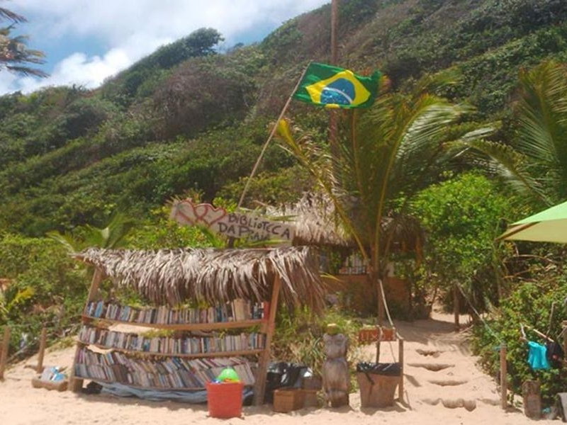 Biblioteca à beira mar reúne centenas de livros na Pipa