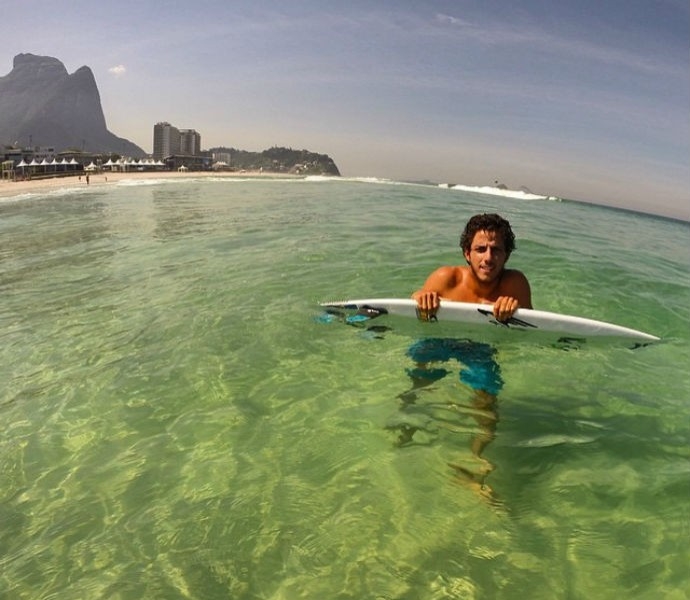 Filipe Toledo treina em água cristalina na Barra da Tijuca