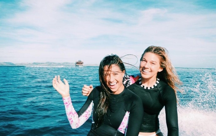 Surfistas ganham segundo dia de folga e aproveitam tempo livre em Fiji