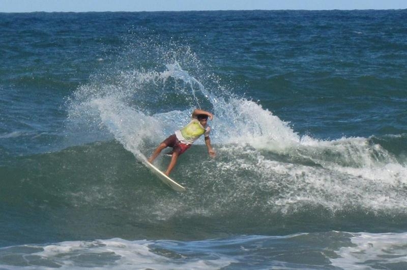 Bruno Cainan vence 1ª etapa do Sergipano de Surf e lidera ranking