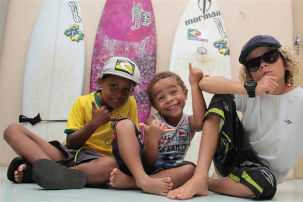 Surfistas mirins do RN embarcam para competição regional no Ceará