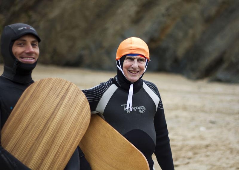 Uma vida em muitas ondas: conheça uma surfista de 70 anos