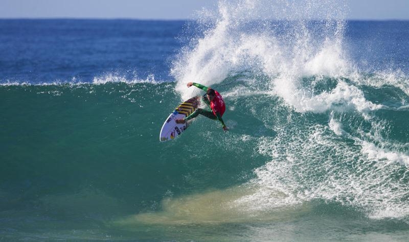 Mineirinho e Medina se classificam no primeiro dia do J-Bay Open