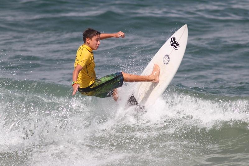 Surfando em casa, Kim Matheus quer vitória no 19º A Tribuna de Surf Colegial