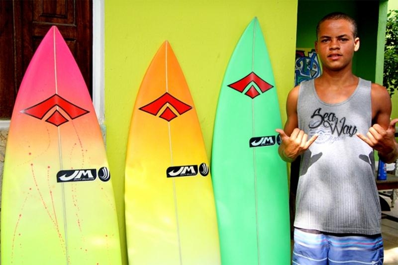 Douglas Silva com Quiver Pronto Para as Mentawai