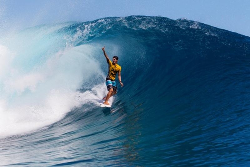 Gabriel Medina dá mais um show nos tubos fantásticos de Teahupoo