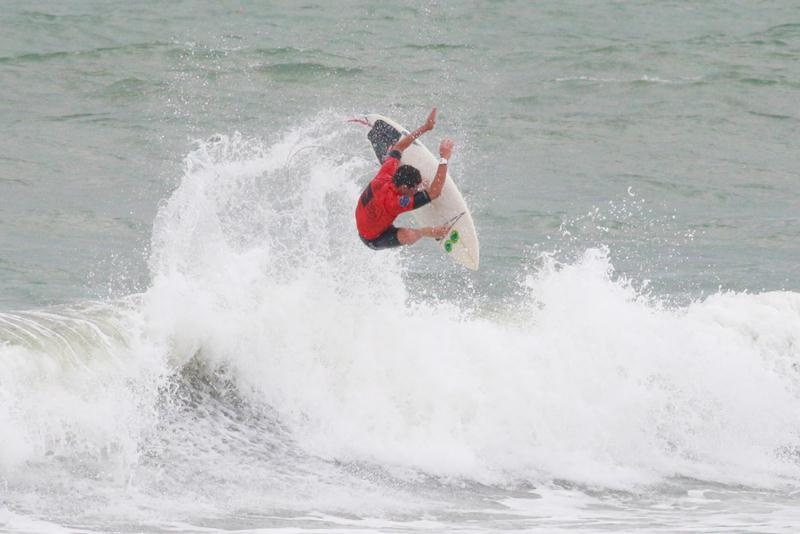 Magno Pacheco é o “supercampeão” do Rip Curl Guarujaense de Surf 2014