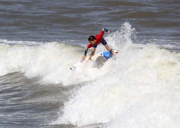 Vinícius Parra é o dono da festa na 2ª etapa do Circuito Santos Surf com 3 vitórias