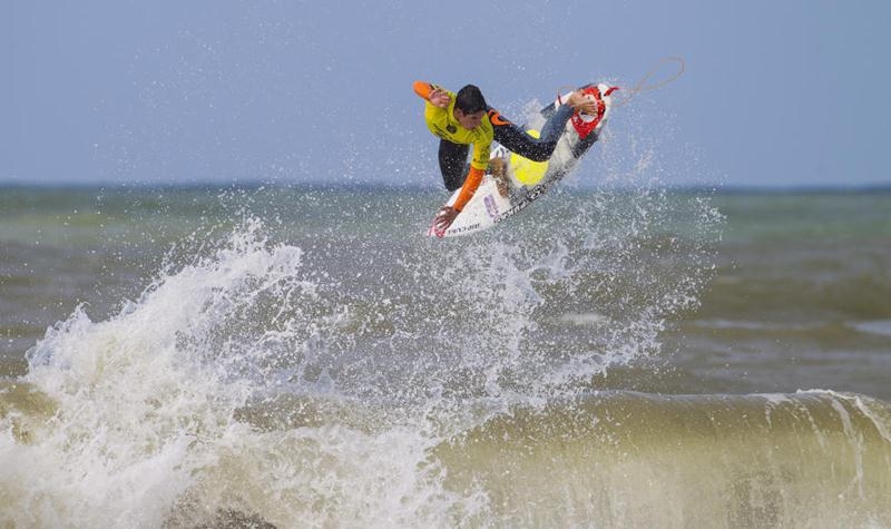 Gabriel Medina dá o primeiro passo rumo ao título mundial em Portugal