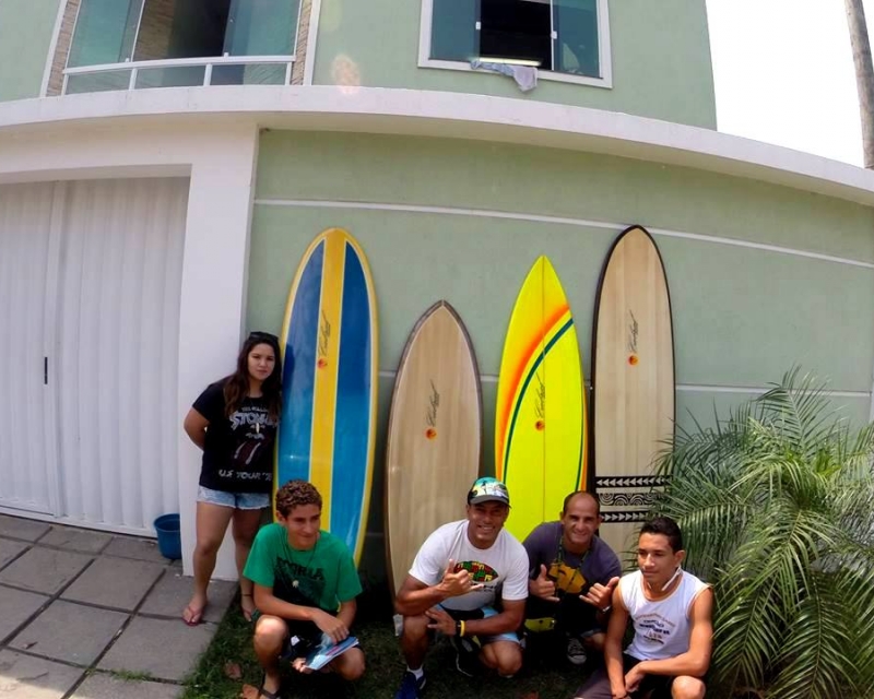 Frank Cabral doa pranchas para a molecada do Rocinha Surf Clube