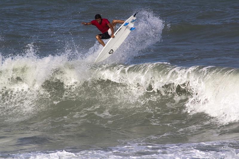 Boas ondas marcam 1º dia do Rota do Mar Open Pipa Surf
