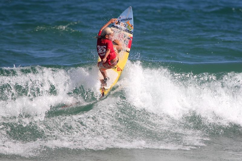 Molecada dá show de surf no Smolder Pro Kids em Stella