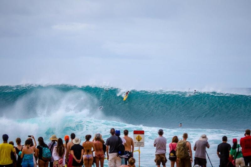 Big rider Danilo Couto brilha em mar pesado de Pipeline