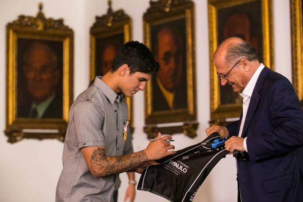 Alckmin homenageia Medina e inclui surfe no calendário de São Paulo