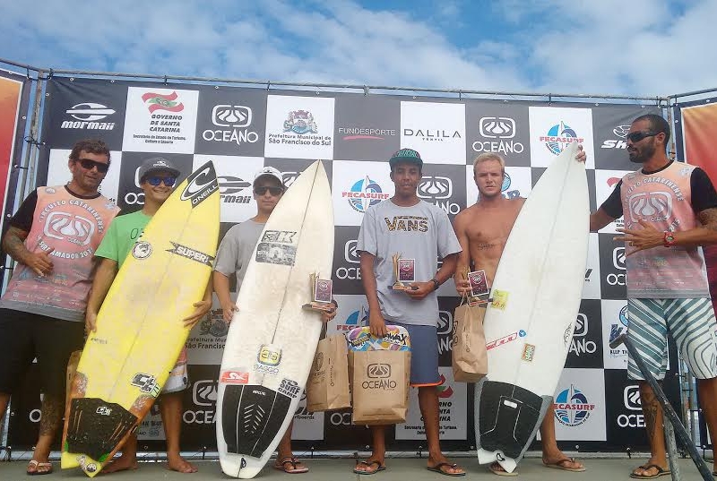 Derek Adriano vence nas ondas da Prainha