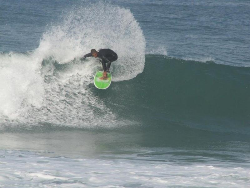 Surfista local do Arpoador morre ao fraturar pescoço em prática de yoga