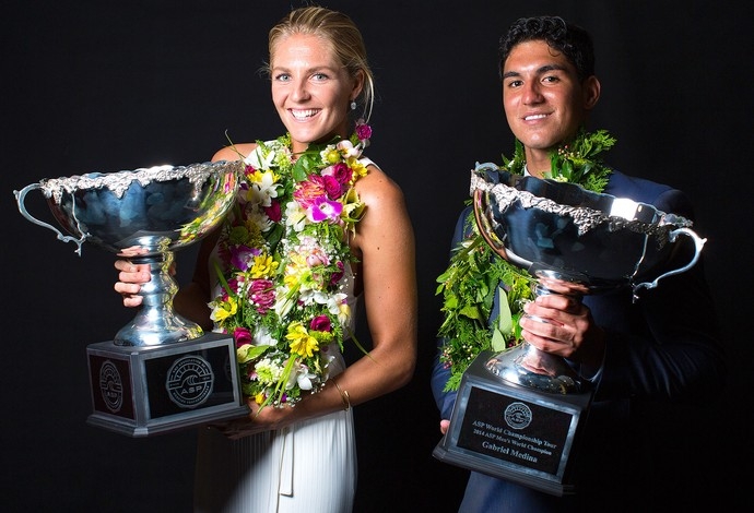 Medina recebe troféu de campeão da WSL em noite de prêmios na Austrália