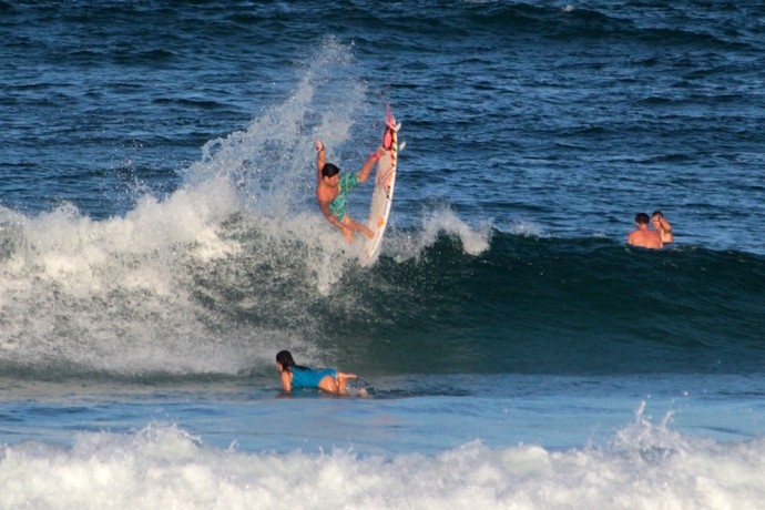 Atento à chance de mudança de local, Gabriel Medina treina em  D'Bah