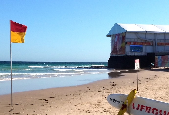 Mais um dia de poucas ondas adia WSL na Gold Coast