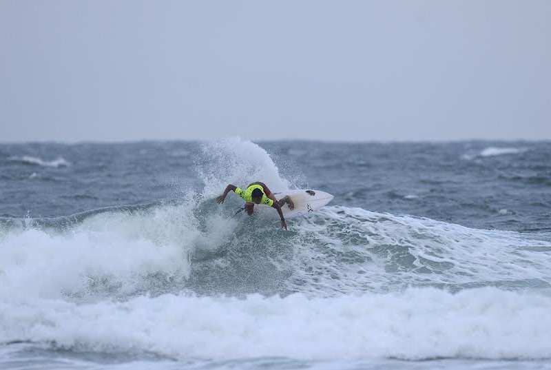 Derek Adriano vence na Praia do Santinho e mantém a liderança do ranking Fecasurf