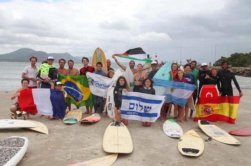 Surfistas formam circulo pela paz na Barra da Lagoa