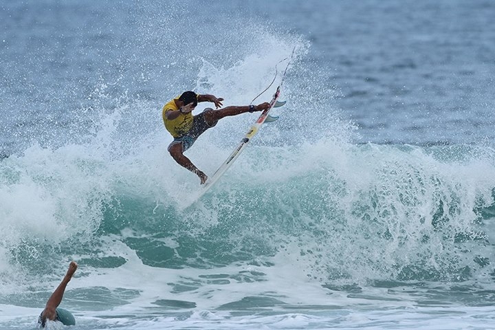 Marcos Corrêa fatura abertura do Paulista de Surf Profissional em Maresias