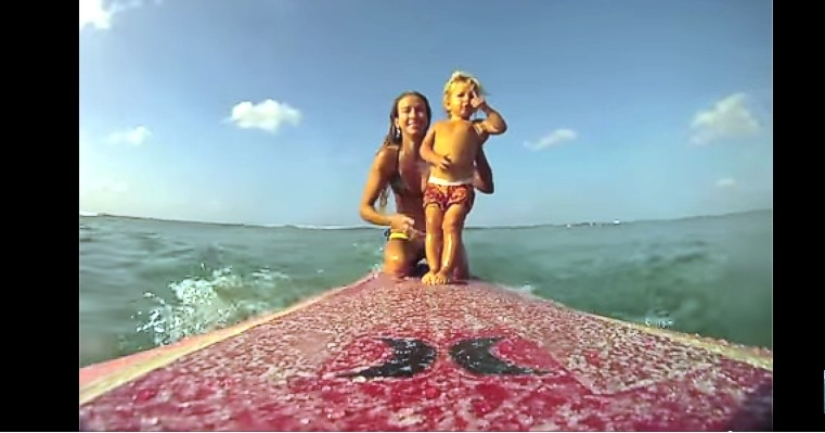 Homenagem: Mãe e Filho Partilham Onda em Longboard