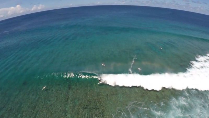 Surfando no Kandooma Resort