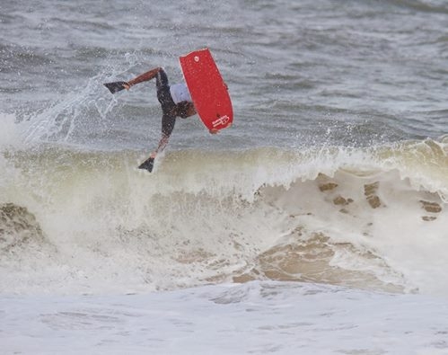 Locais fazem a festa na abertura do Costa Carioca de Bodyboard