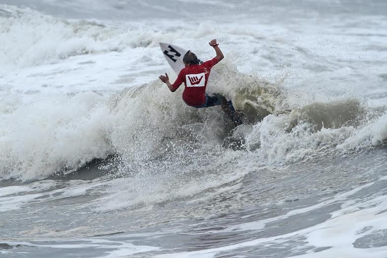 Praia de Pitangueiras recebe a 3ª etapa do Hang Loose Surf Attack
