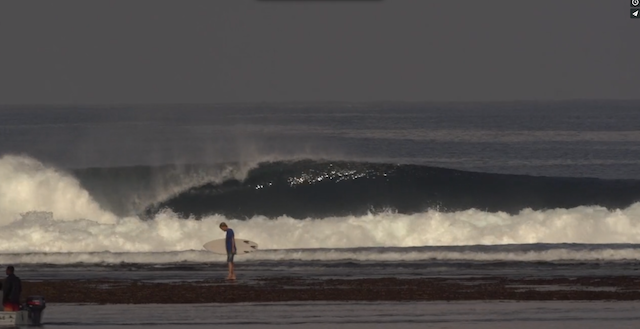 Gromets da Volcom quebrando em Lakey Peak