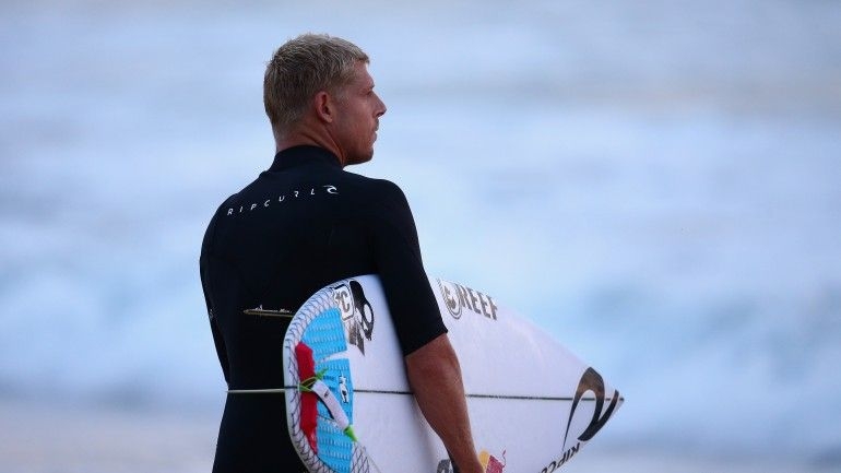 Mick Fanning Voltou a Surfar. E Lá Estava um Tubarão Outra Vez